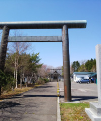 真龍神社境内（広間）